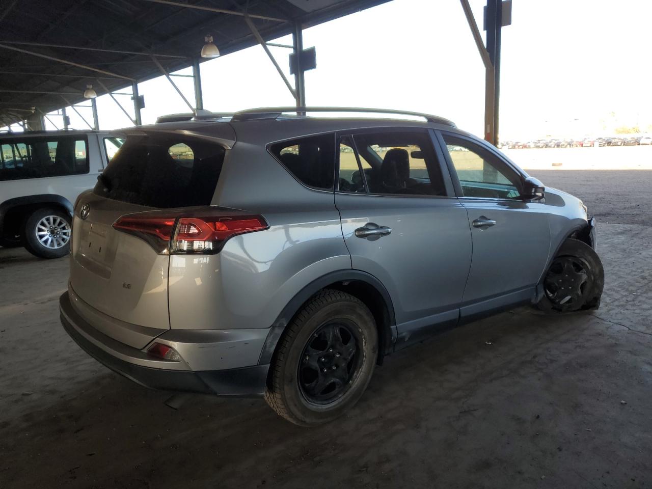 2T3ZFREV3JW416880 2018 Toyota Rav4 Le