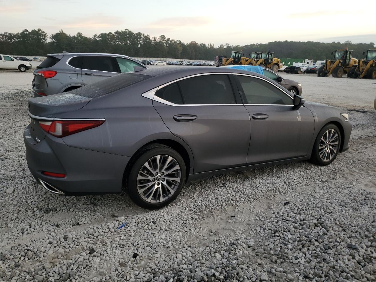 2021 Lexus ES - Image 3