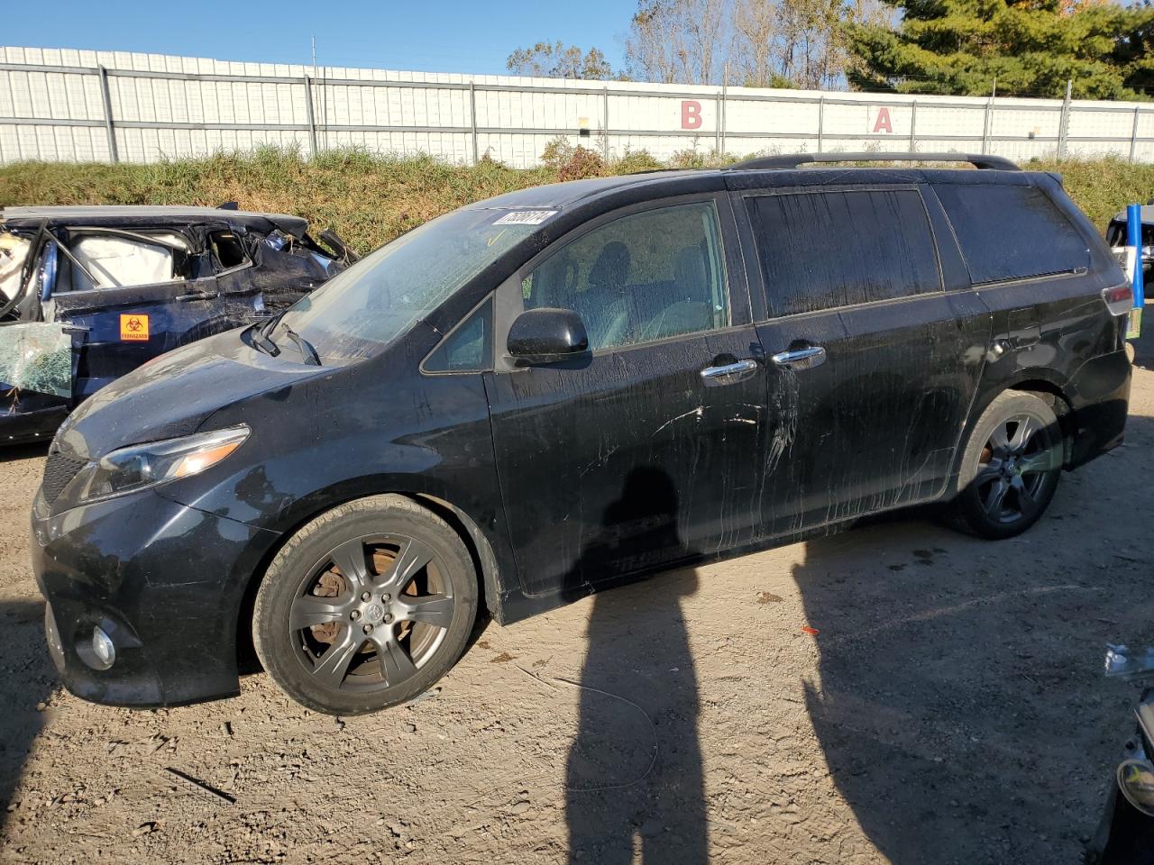 5TDXZ3DC7HS777973 2017 TOYOTA SIENNA - Image 1