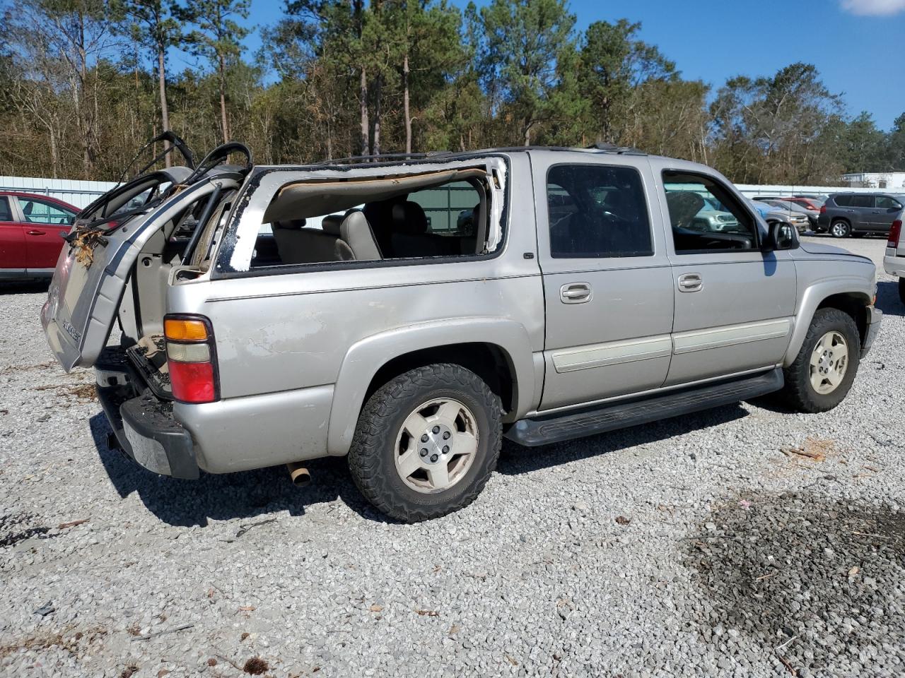 2004 Chevrolet Suburban - Image 3