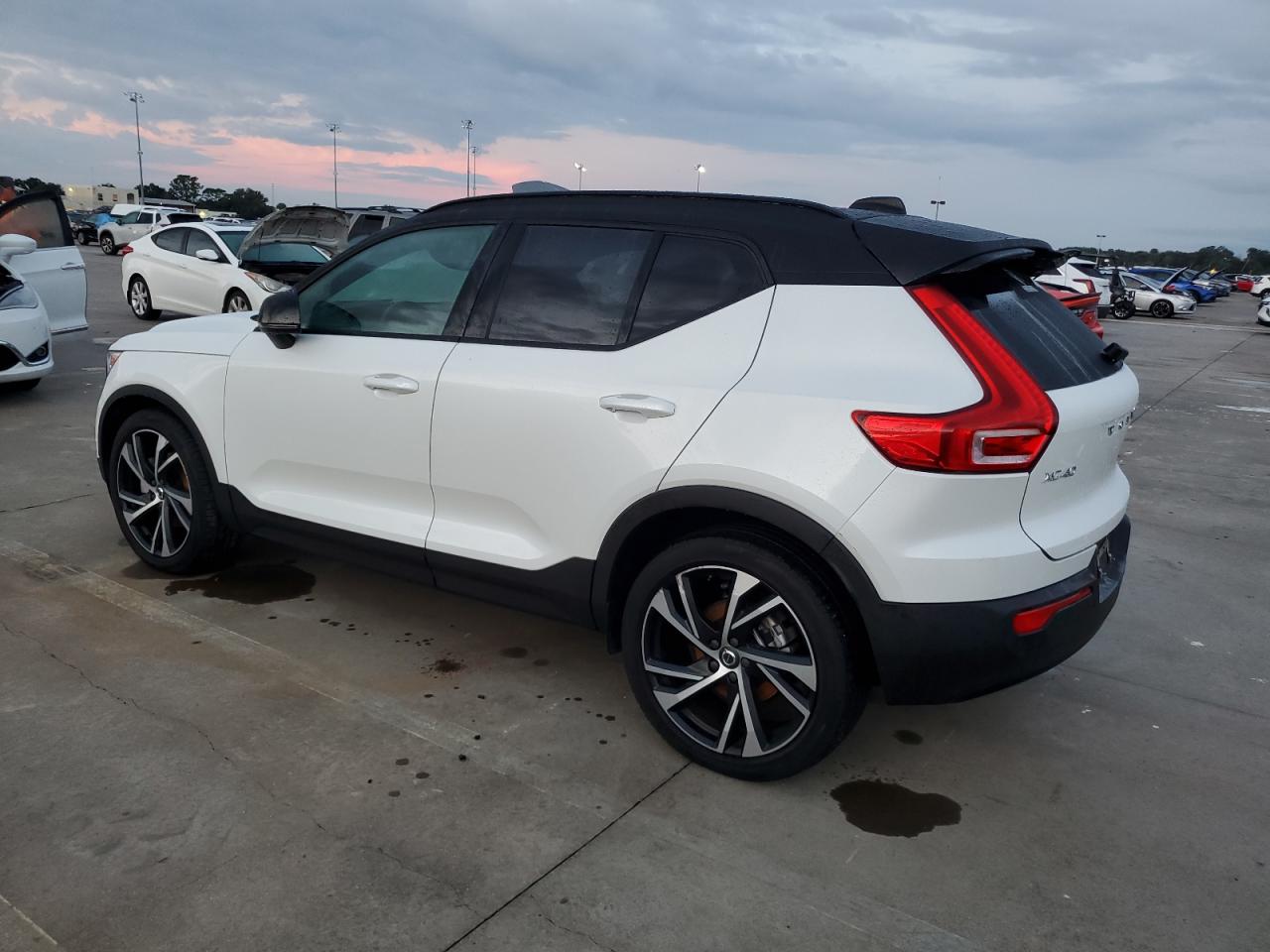 YV4162UM8M2528016 2021 VOLVO XC40 - Image 2