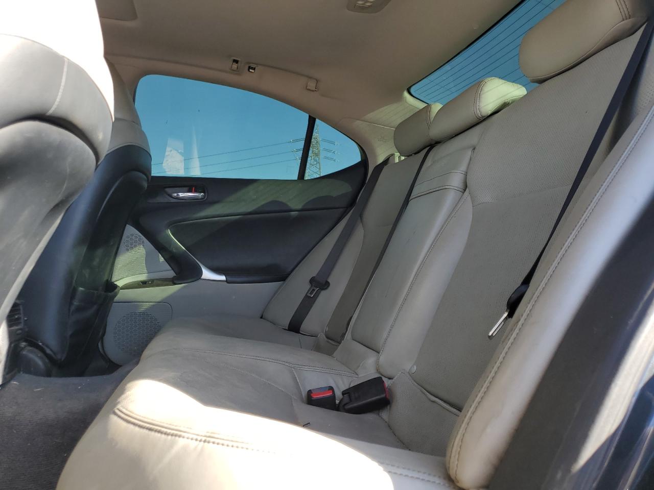 2010 Lexus IS - Image 10