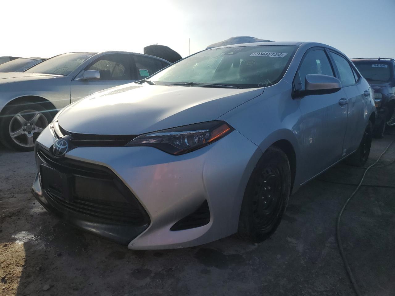 VIN 2T1BURHE5JC055097 2018 TOYOTA COROLLA no.1