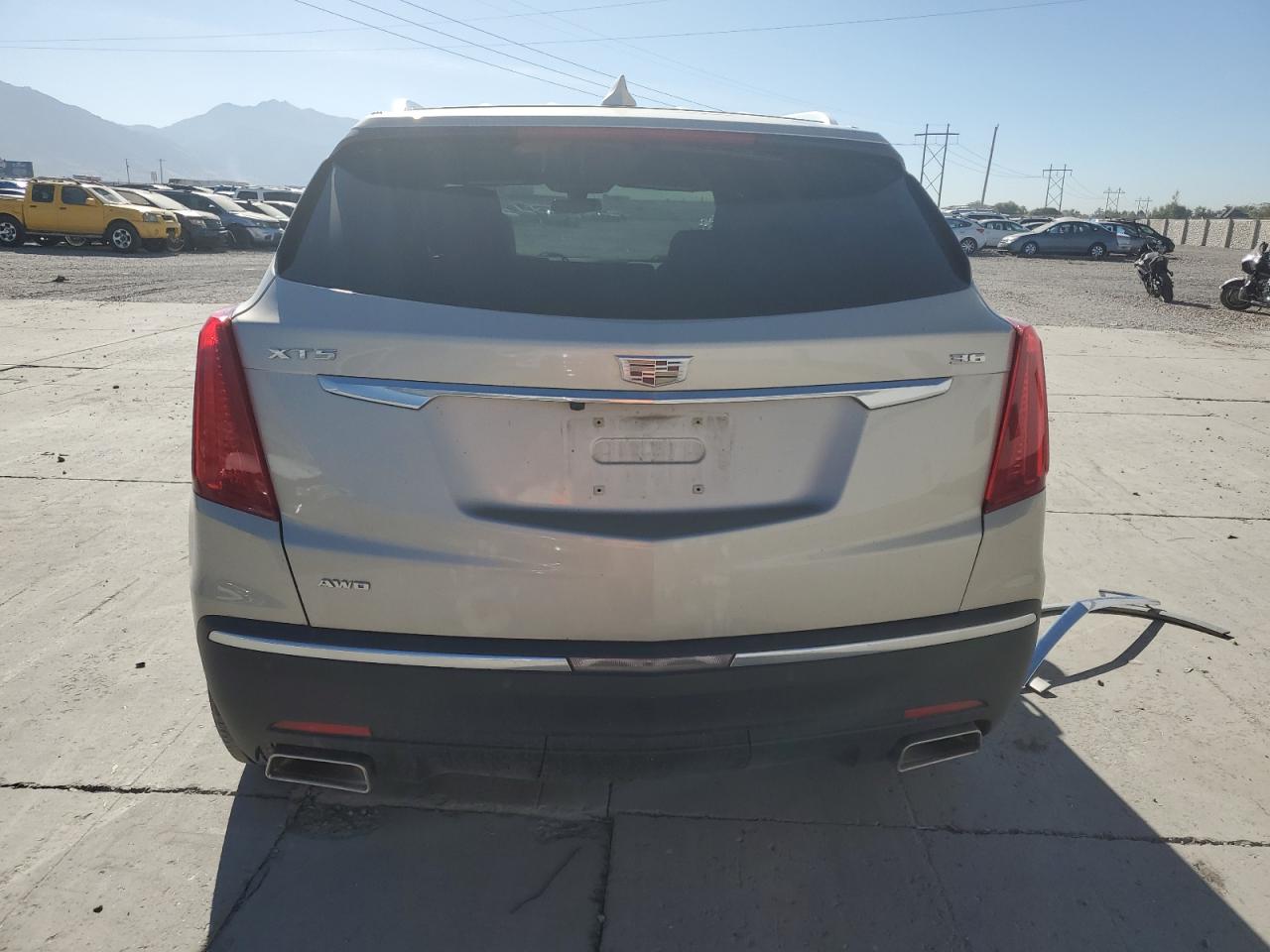 1GYKNDRS8HZ112858 2017 Cadillac Xt5 Luxury