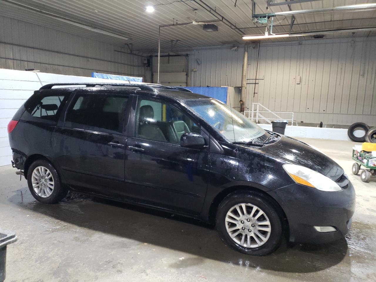 2010 Toyota Sienna - Image 4
