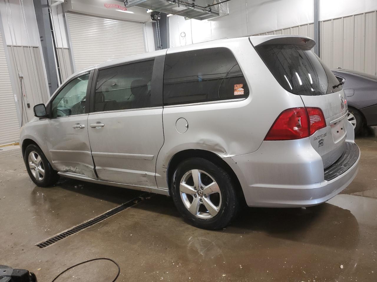 2010 Volkswagen Routan - Image 2