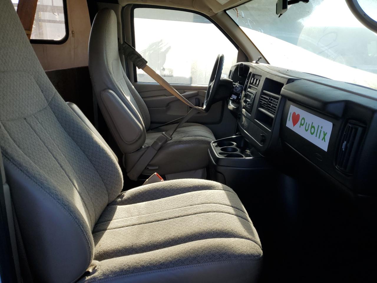 2010 Chevrolet Express - Image 5