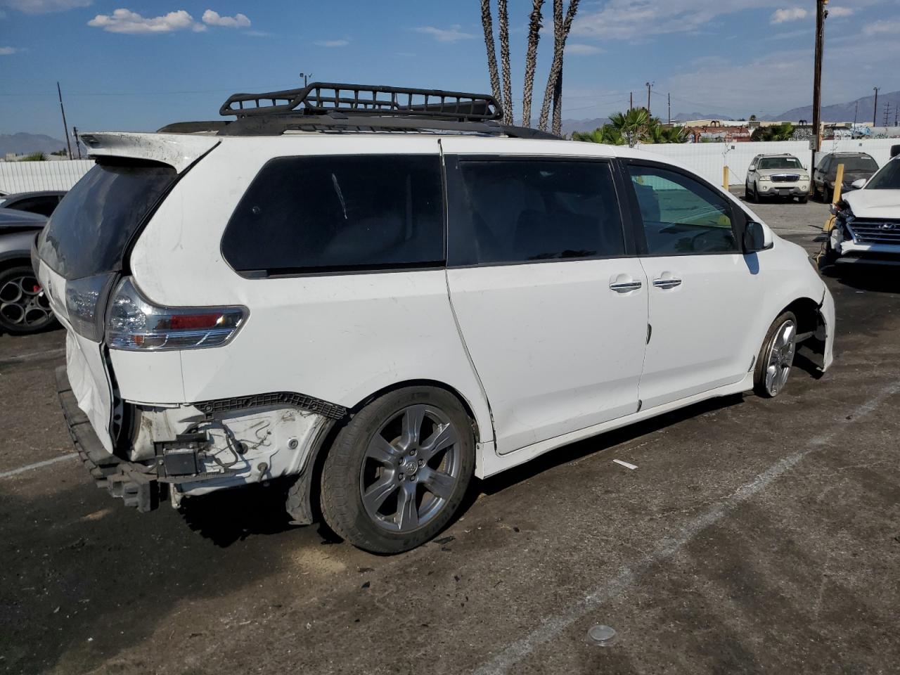 VIN 5TDXZ3DC9HS849823 2017 TOYOTA SIENNA no.3