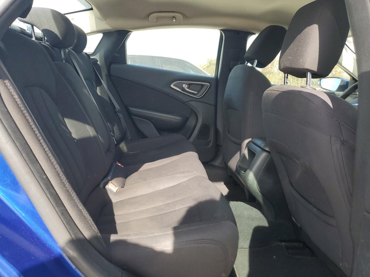 2015 Chrysler 200 - Image 10