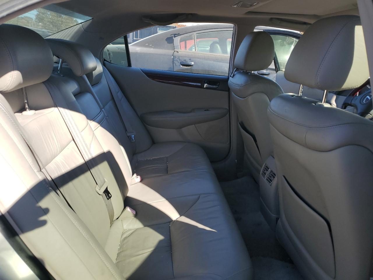 2004 Lexus ES - Image 10