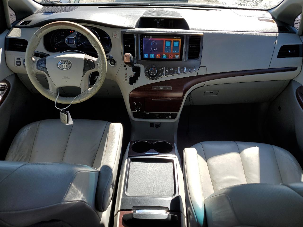 2011 Toyota Sienna - Image 8