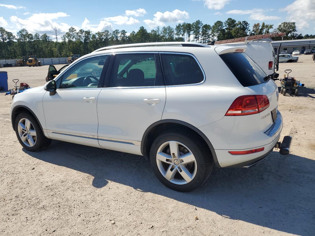 2014 Volkswagen Touareg - Image 2