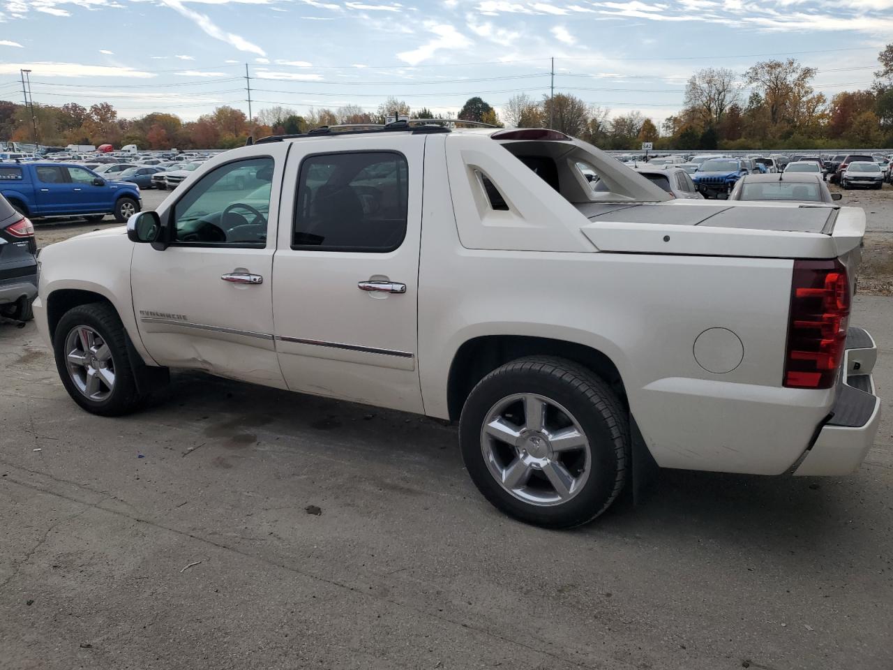 2012 Chevrolet Avalanche - Image 2