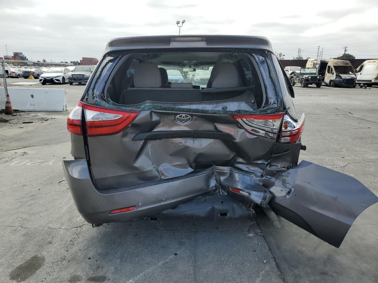 2016 Toyota Sienna - Image 6