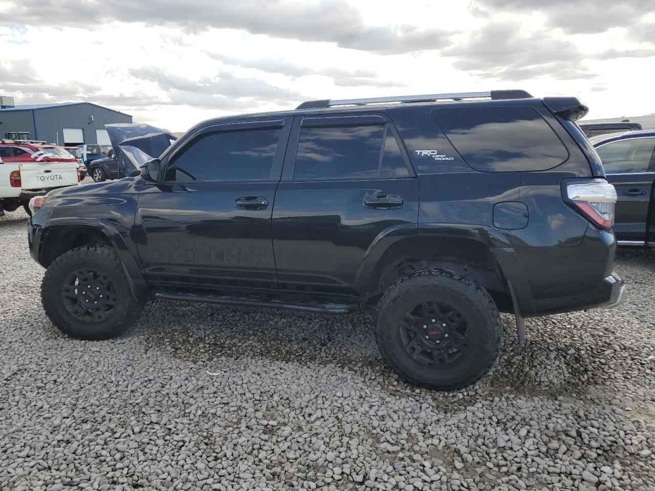 VIN JTEBU5JR8J5515318 2018 TOYOTA 4RUNNER no.2