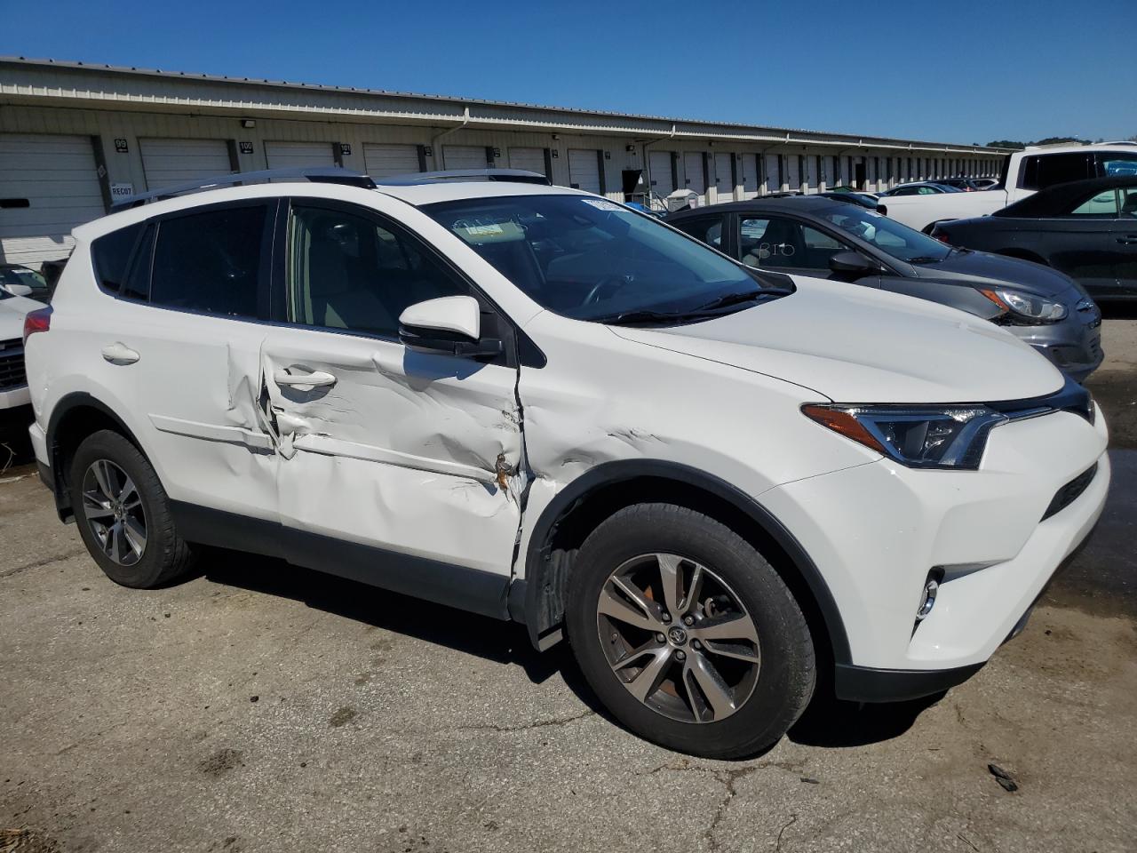 VIN JTMRFREV5HJ712346 2017 TOYOTA RAV4 no.4