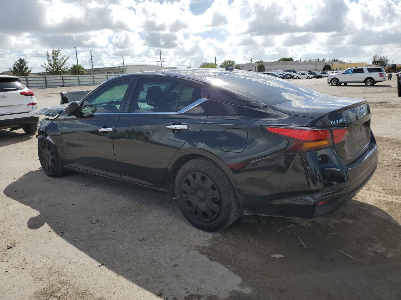 2020 Nissan Altima - Image 2
