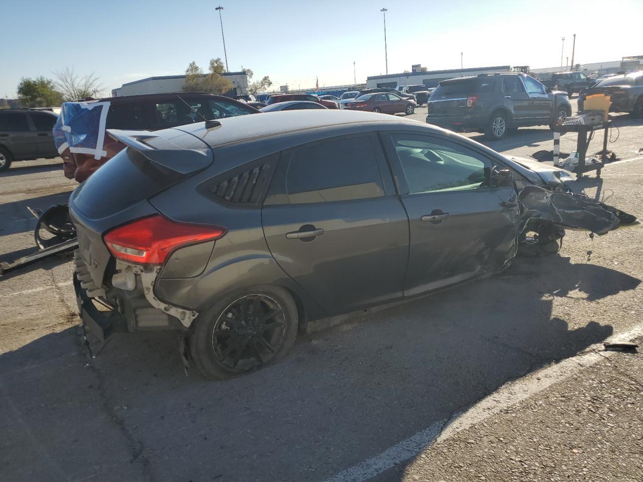 VIN 1FADP3L93FL368467 2015 FORD FOCUS no.3