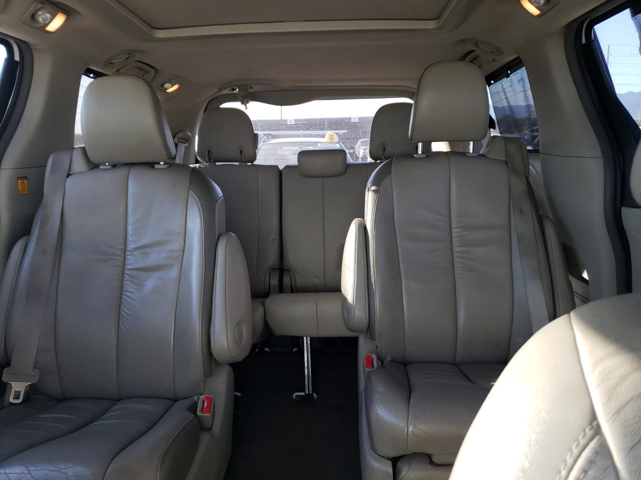 2011 Toyota Sienna - Image 10