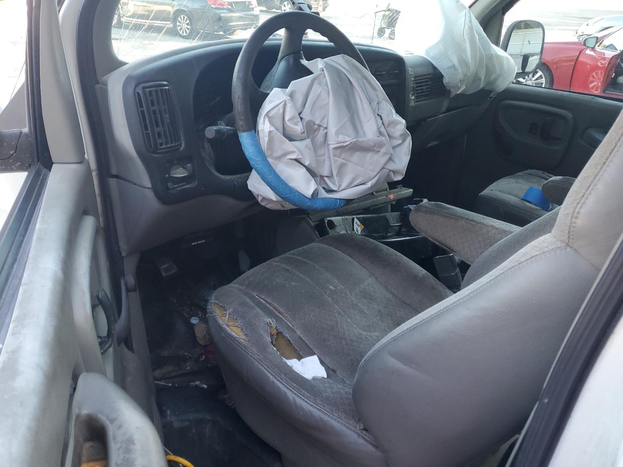 2001 Chevrolet Express - Image 8
