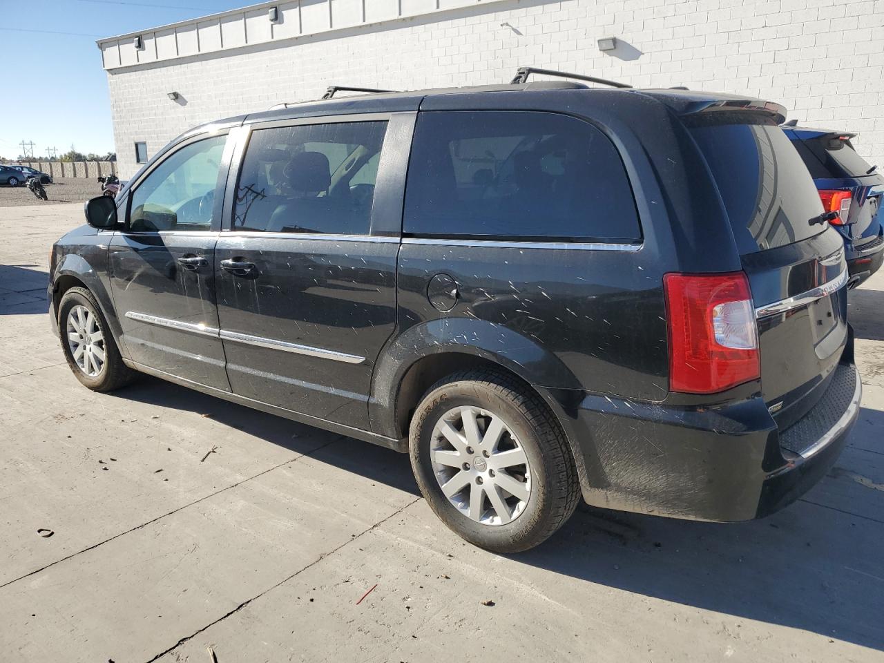2014 Chrysler Town & Country - Image 2