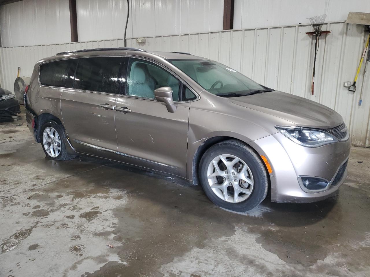 2017 Chrysler Pacifica - Image 4
