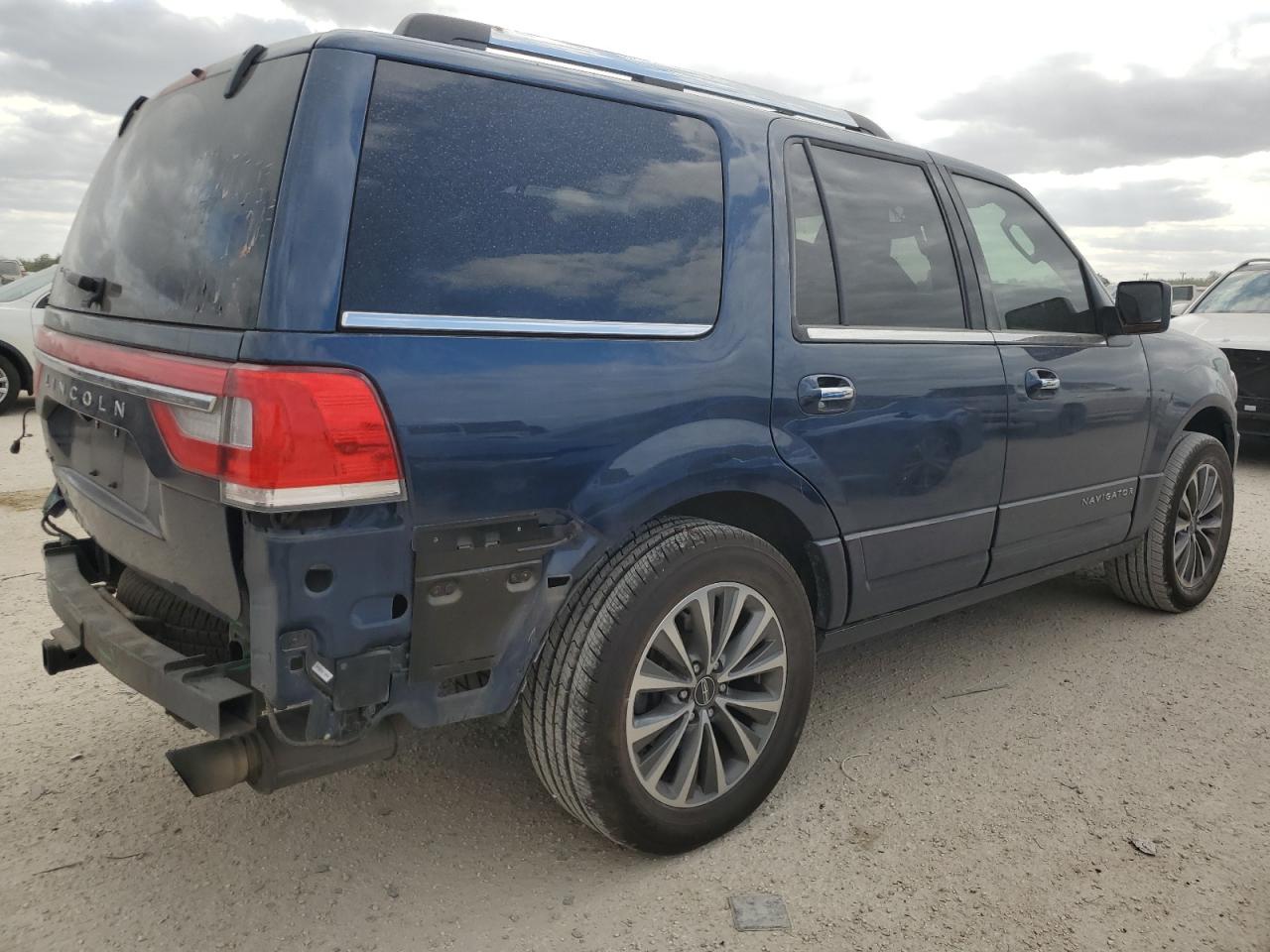 2017 Lincoln Navigator - Image 3