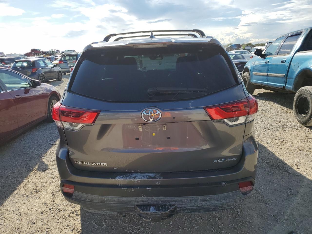 5TDJZRFH0JS557453 2018 Toyota Highlander Se