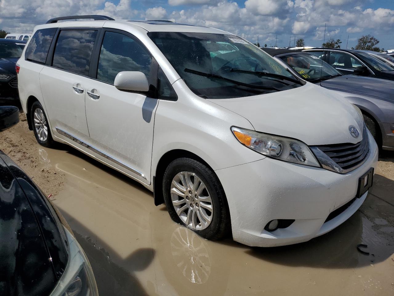 5TDYK3DC4FS647039 2015 Toyota Sienna Xle