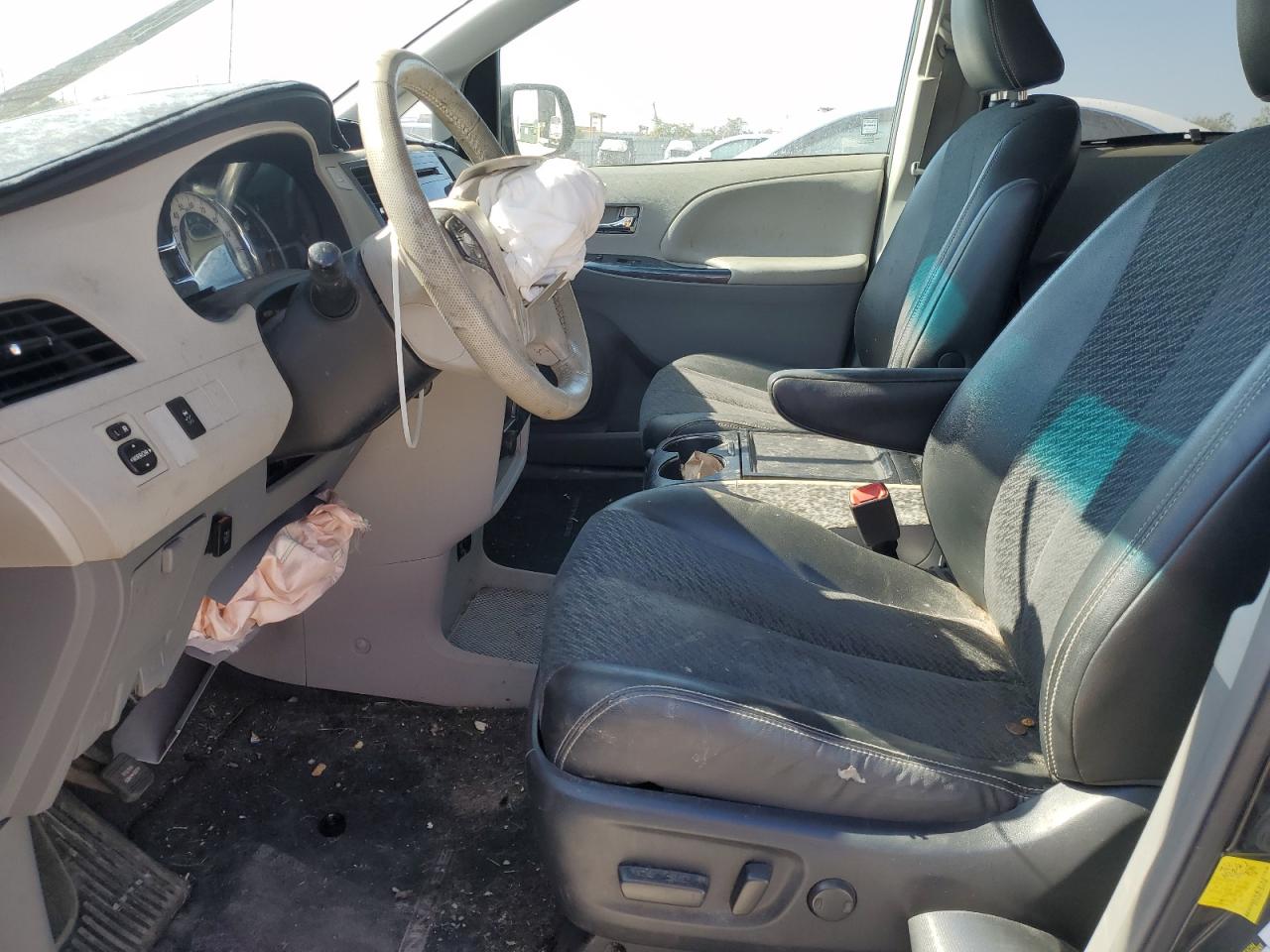 2012 Toyota Sienna - Image 7