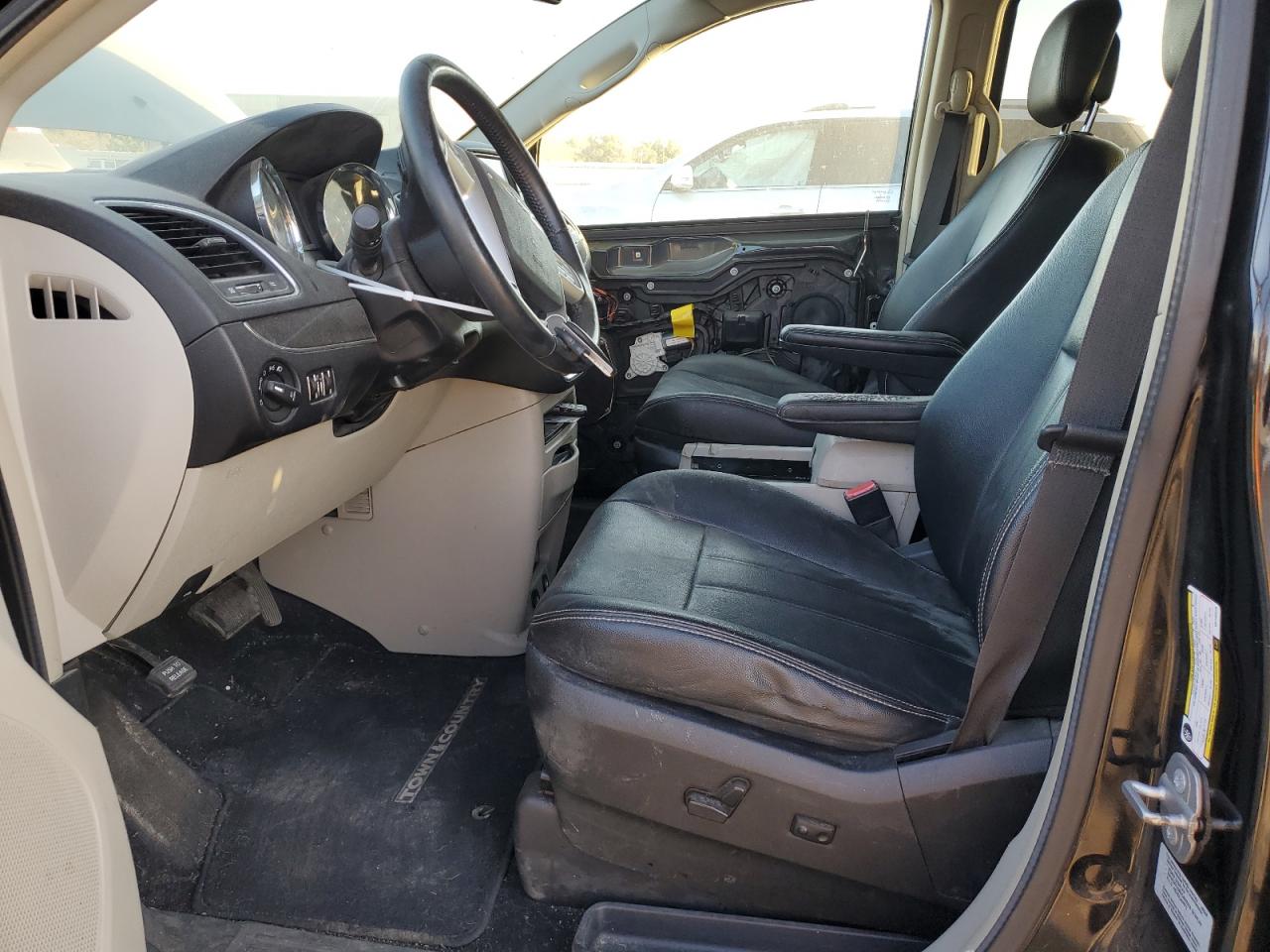 2016 Chrysler Town & Country - Image 7