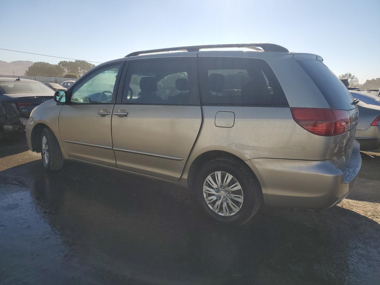 2004 Toyota Sienna - Image 2