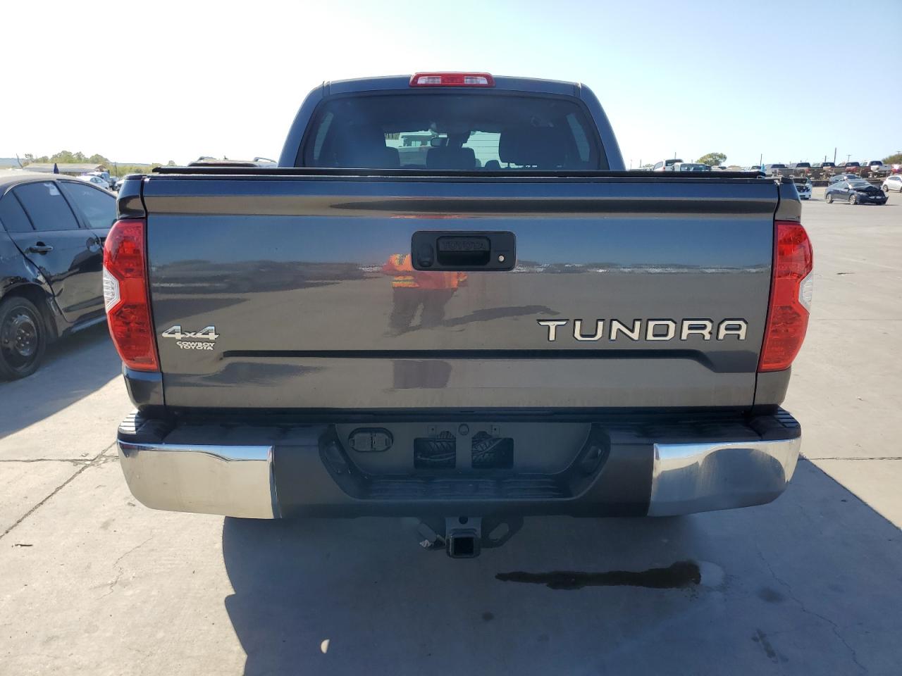 5TFDW5F16JX762576 2018 Toyota Tundra Crewmax Sr5