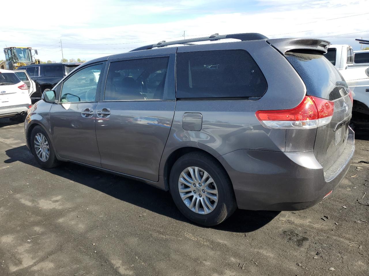 2014 Toyota Sienna - Image 2