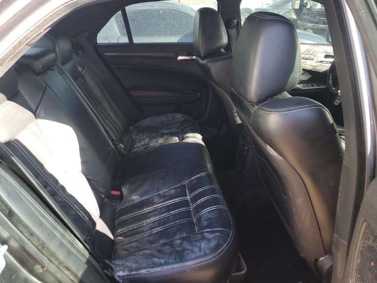 2016 Chrysler 300 - Image 10