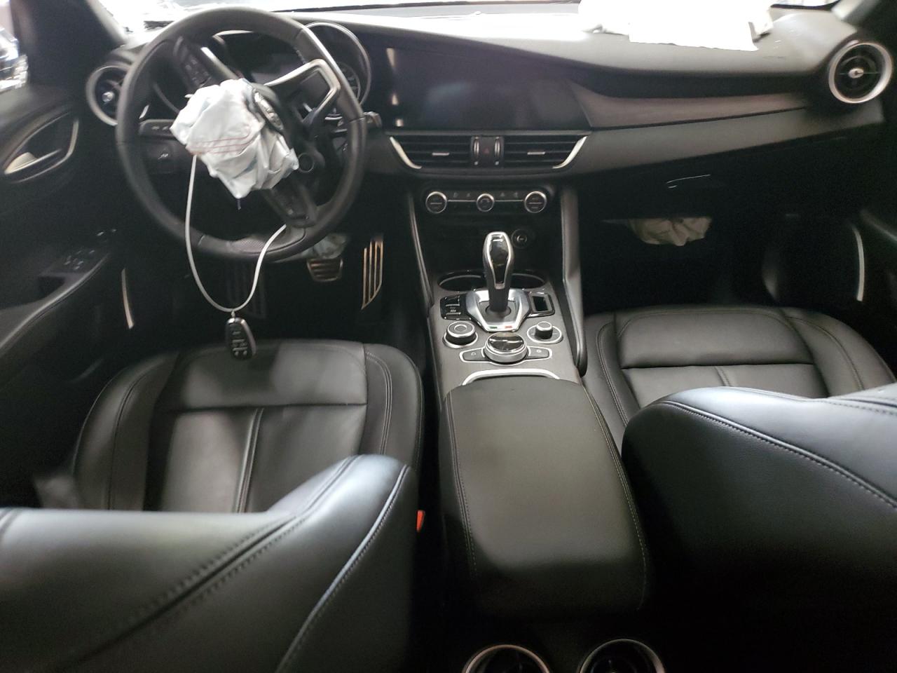 2022 Alfa Romeo Giulia - Image 8