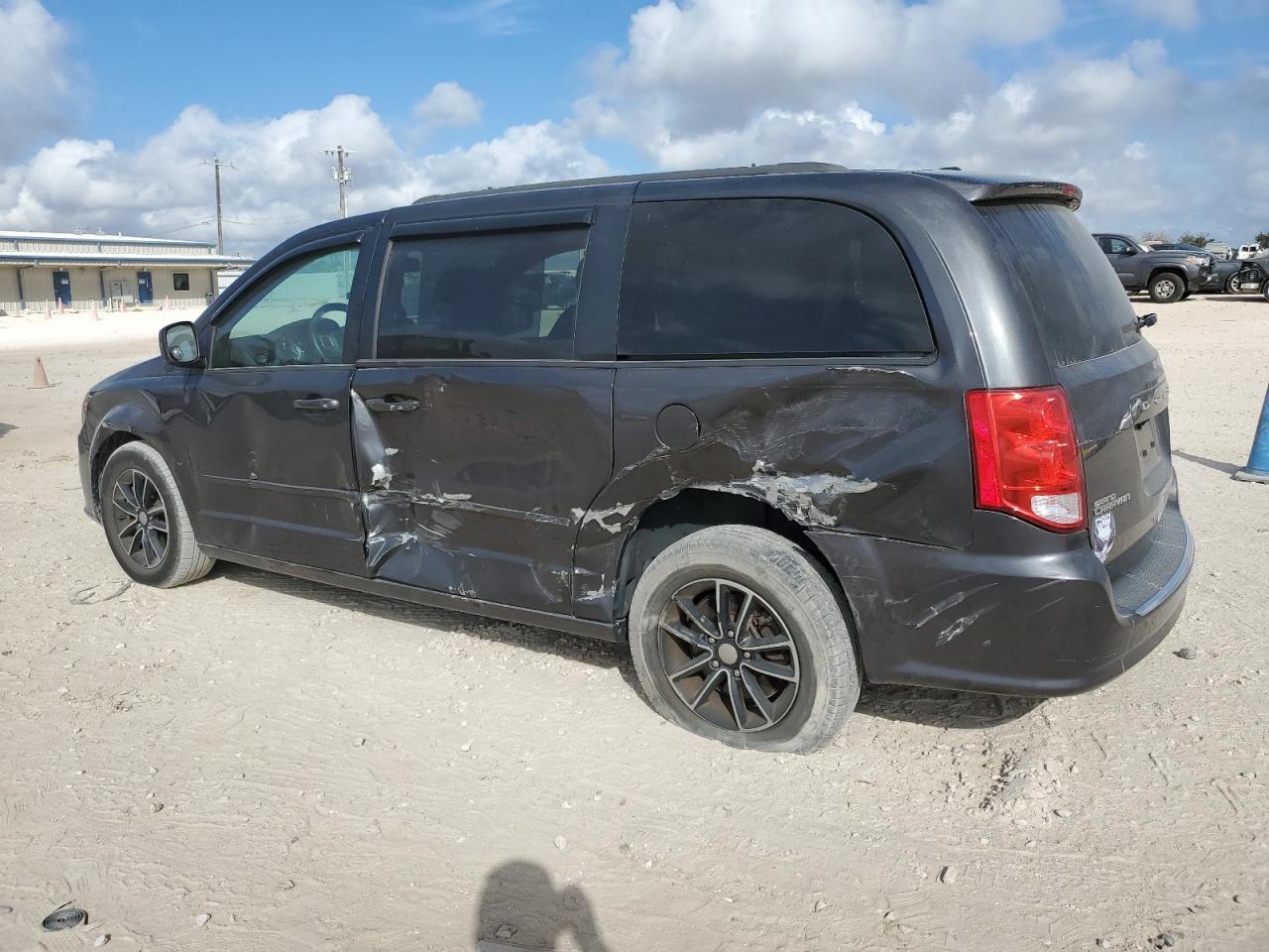 2016 Dodge Caravan - Image 2