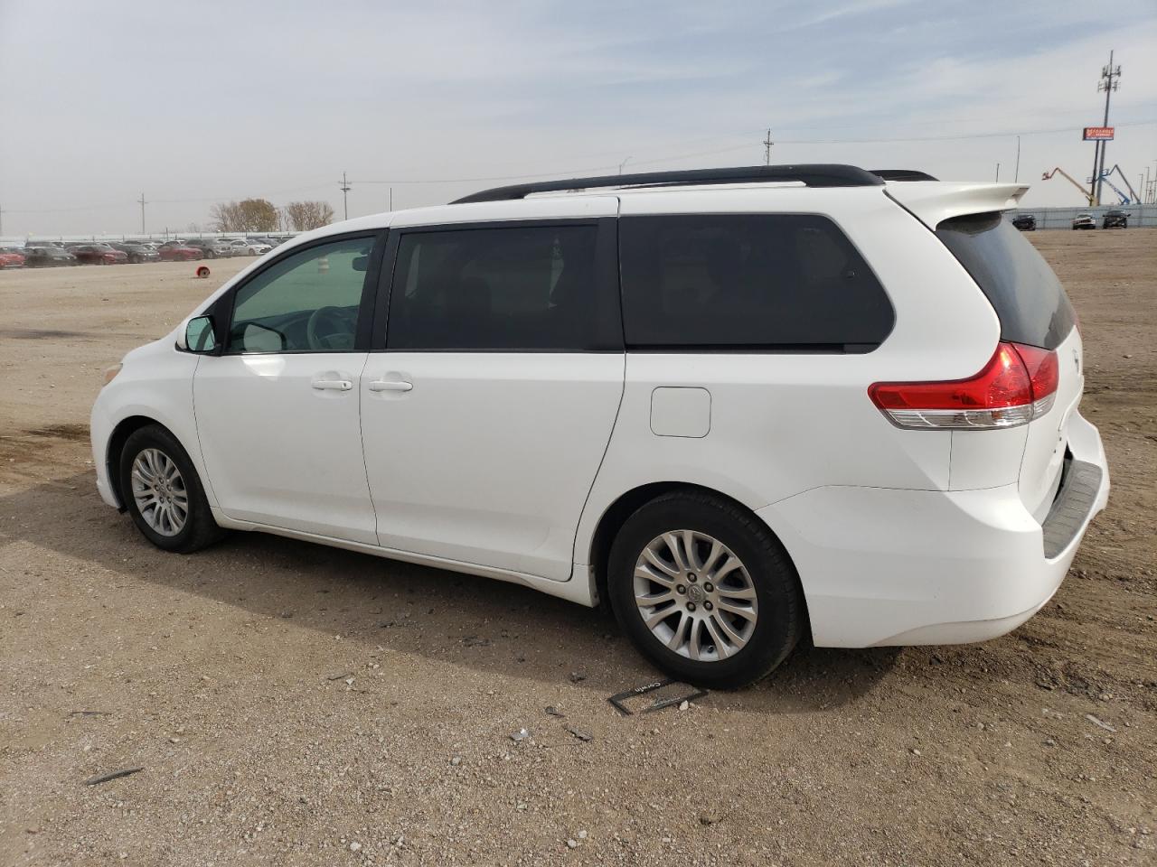 2011 Toyota Sienna - Image 2