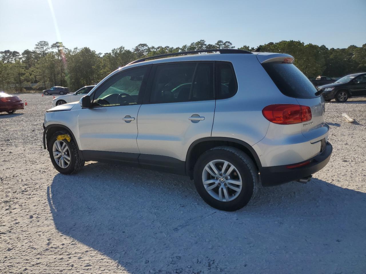 2017 Volkswagen Tiguan - Image 2