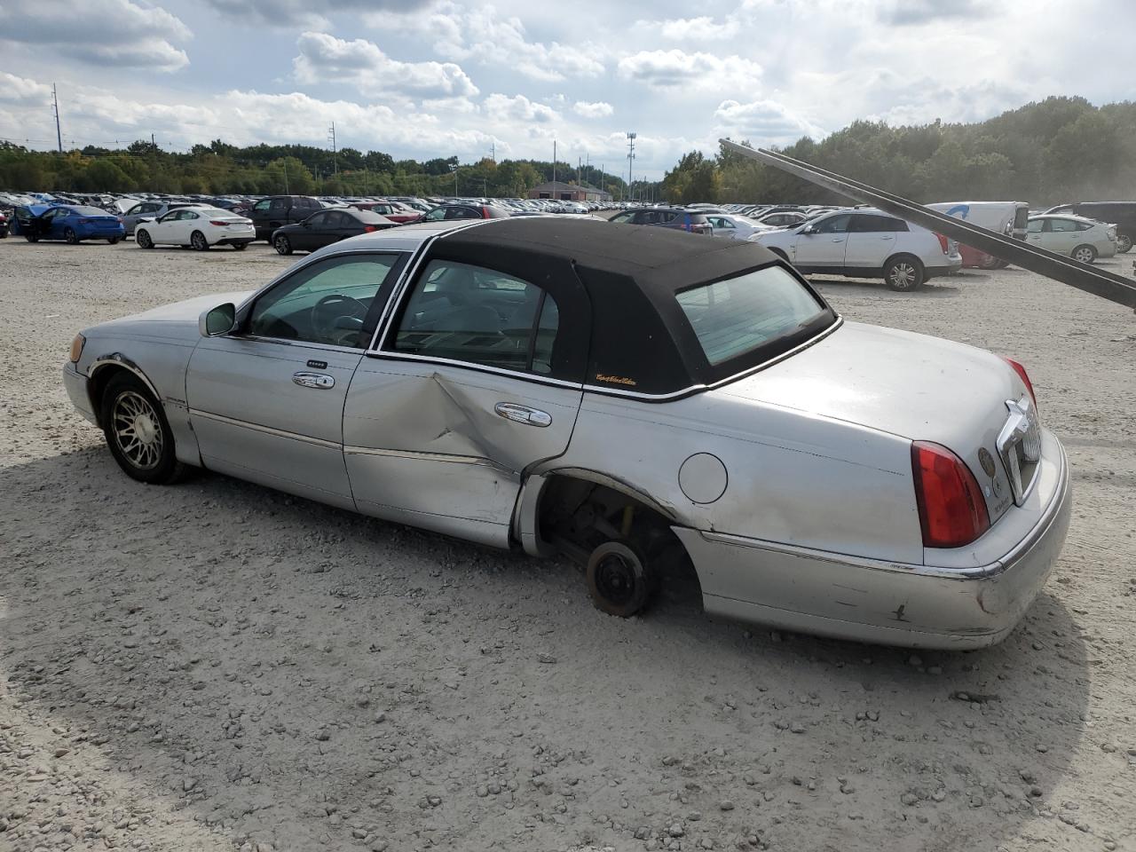 2001 Lincoln Town Car - Image 2