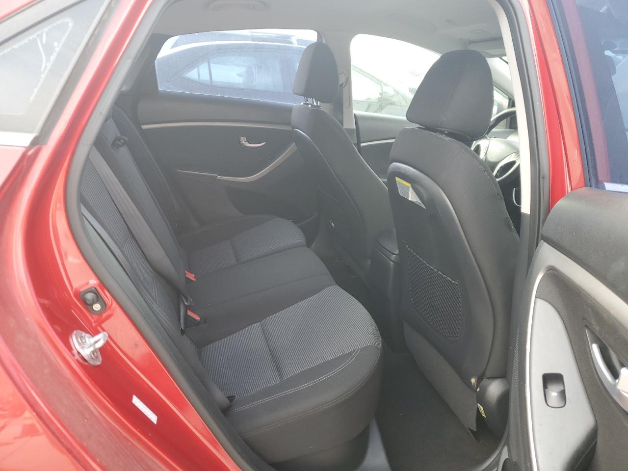 2016 Hyundai Elantra - Image 10