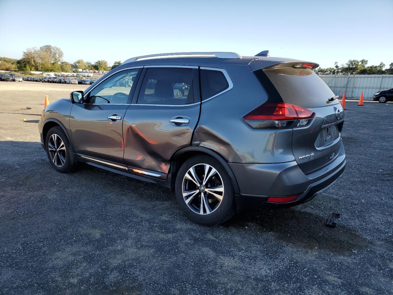 JN8AT2MV1JW310867 2018 NISSAN ROGUE - Image 2