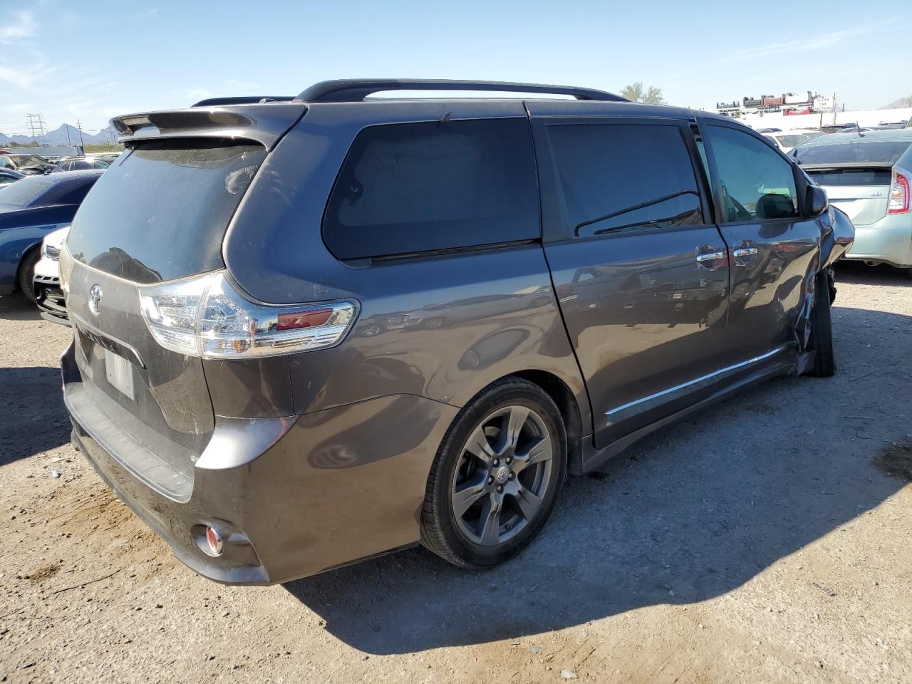 VIN 5TDXZ3DC4HS899772 2017 TOYOTA SIENNA no.3