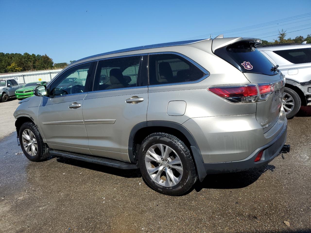 2015 Toyota Highlander - Image 2