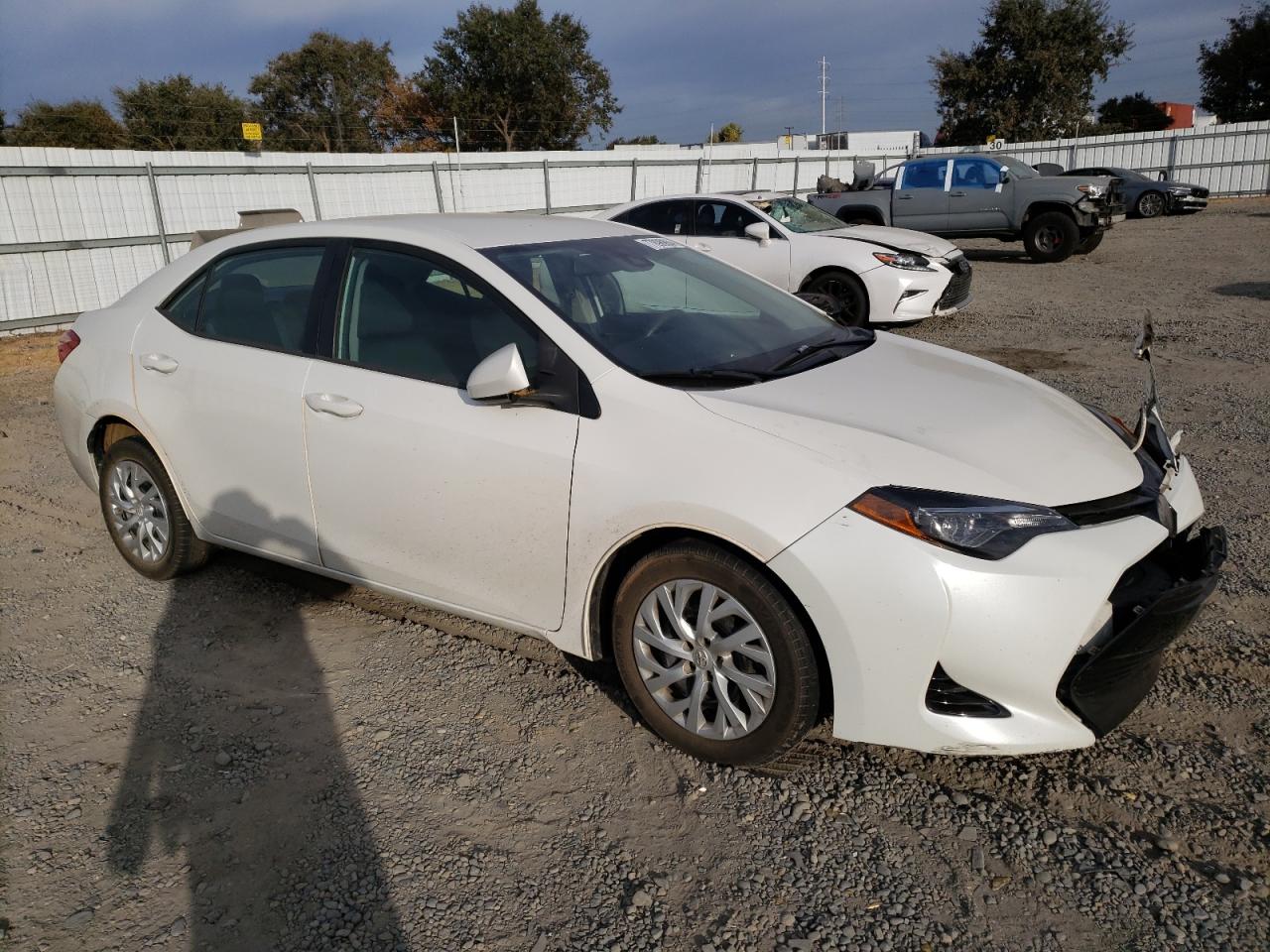 VIN 5YFBURHE3JP781265 2018 TOYOTA COROLLA no.4