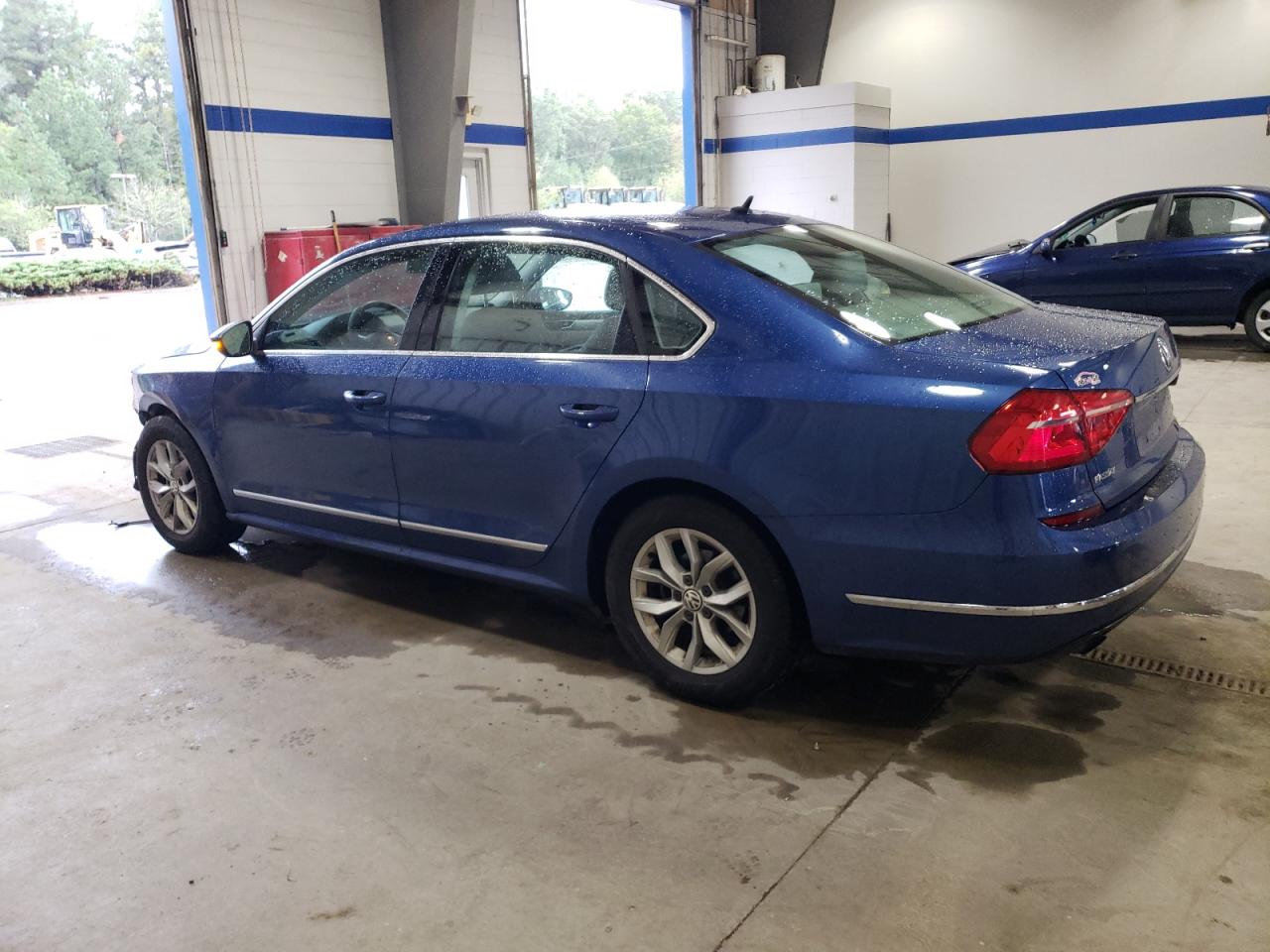 2016 Volkswagen Passat - Image 2