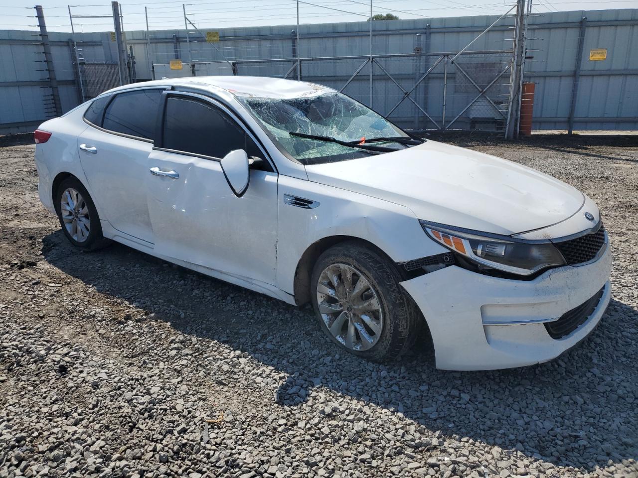 VIN 5XXGT4L30JG265553 2018 KIA OPTIMA no.4