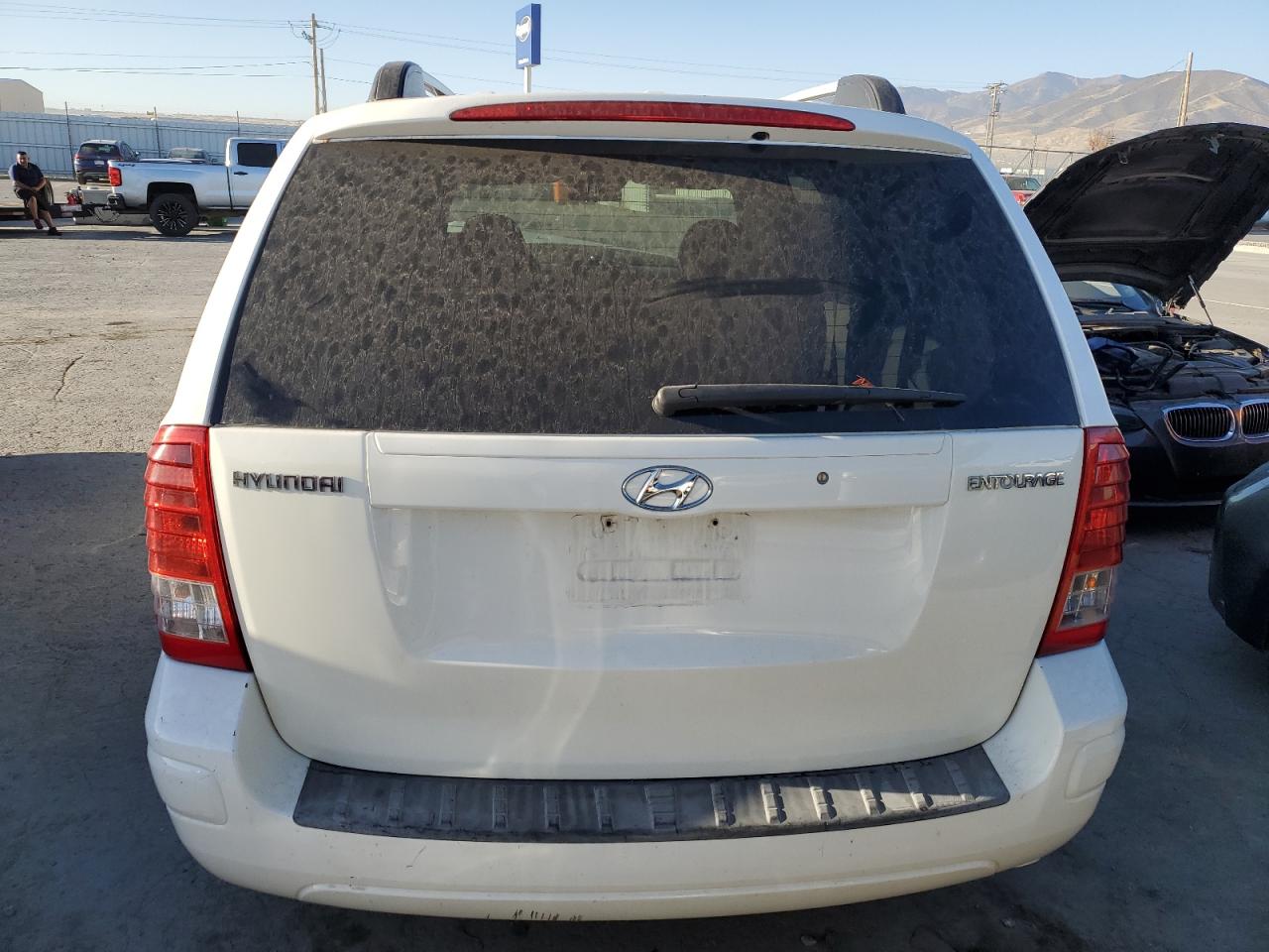 KNDMC233686048511 2008 Hyundai Entourage Gls