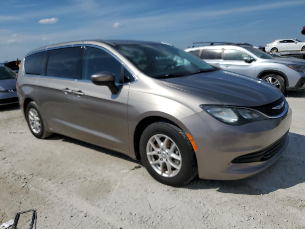 2017 Chrysler Pacifica - Image 4