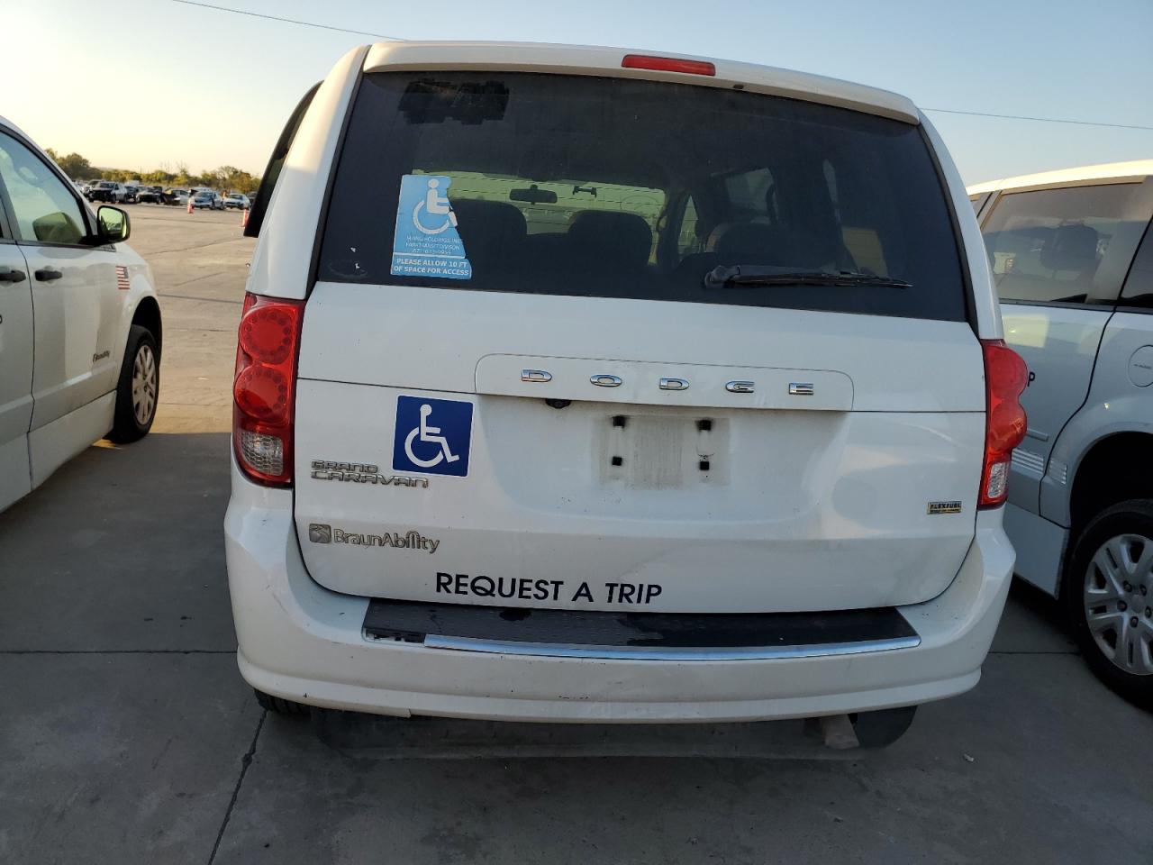 2017 Dodge Caravan - Image 6